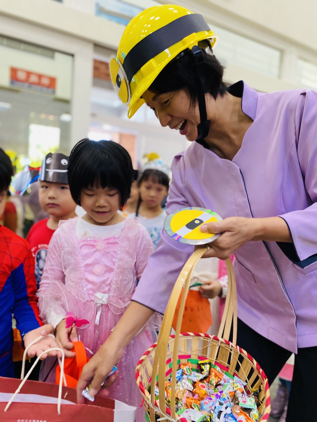 10月份鎮政活動剪影1091030湖東國小萬聖節活動.黃鎮長迎接這群小學生孩子們把公所的歡欣氛圍炒熱了起來。黃鎮長瑞珠祝福所有大小朋友們天天歡欣.身體健康